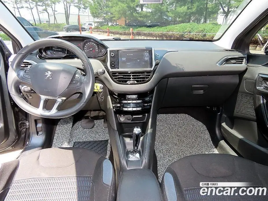 Peugeot 208 2015 1.6 автомат (гидро), фото 7