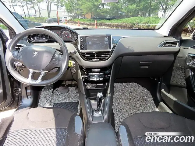 Peugeot 208 2015 1.6 автомат (гидро), миниатюра 7