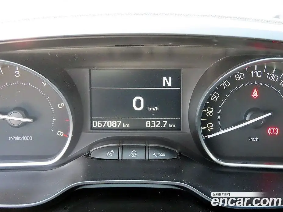 Peugeot 208 2015 1.6 автомат (гидро), фото 8