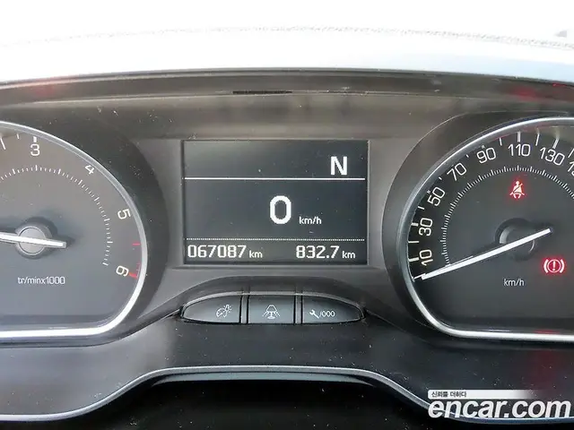Peugeot 208 2015 1.6 автомат (гидро), миниатюра 8