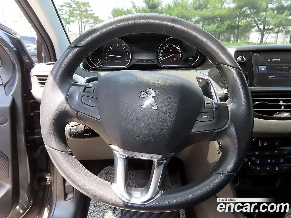 Peugeot 208 2015 1.6 автомат (гидро), фото 10