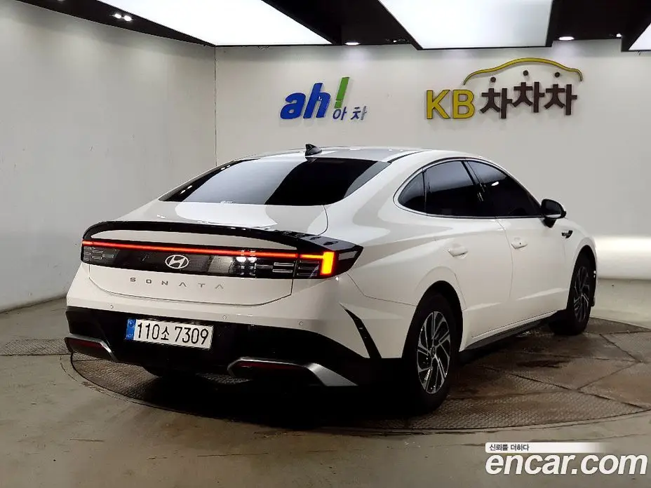 Hyundai Sonata 2023 2.0 автомат (гидро), фото 4