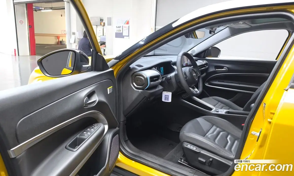 Jeep Avenger 2024 0.1 автомат (гидро), фото 13