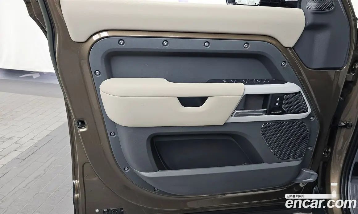 Land Rover Defender 2023 2.0 автомат (гидро), фото 13