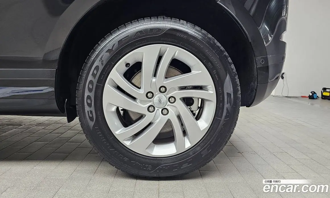 Land Rover Range Rover Evoque 2025 2.0 автомат (гидро), фото 7