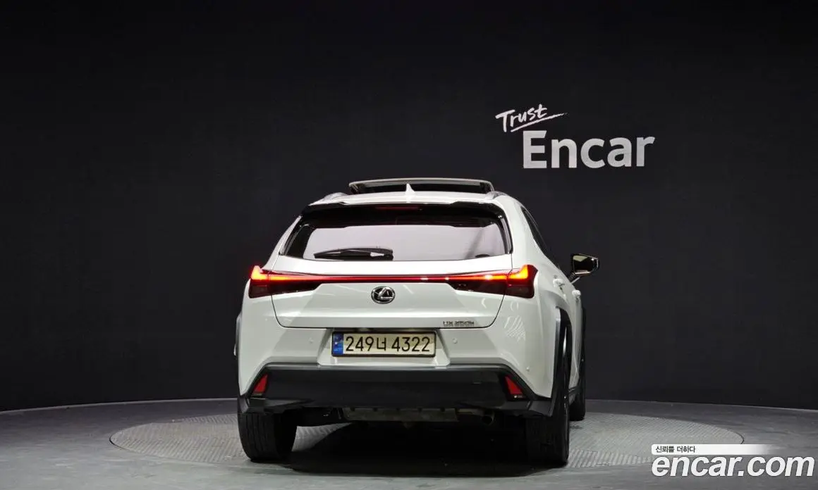 Lexus UX 2024 2.0 автомат (гидро), фото 4 Lexus UX 2024 2.0 автомат (гидро), фото 4