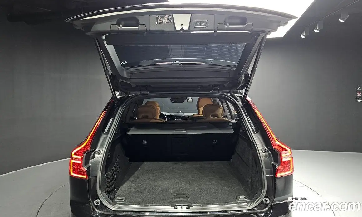 Volvo XC60 2021 2.0 автомат (гидро), фото 25