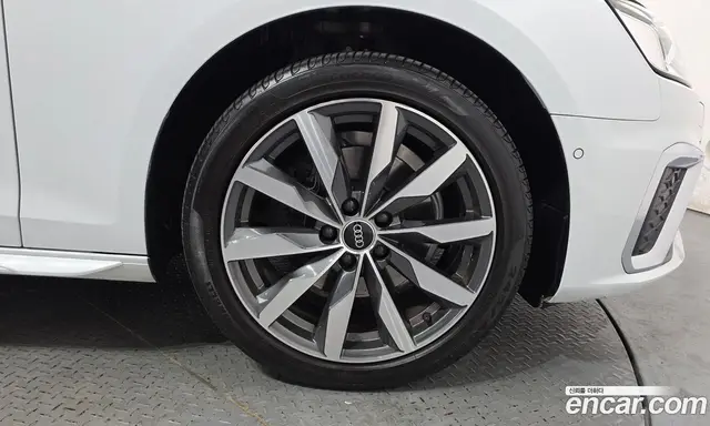 Audi A4 2023 2.0 автомат (гидро), миниатюра 7