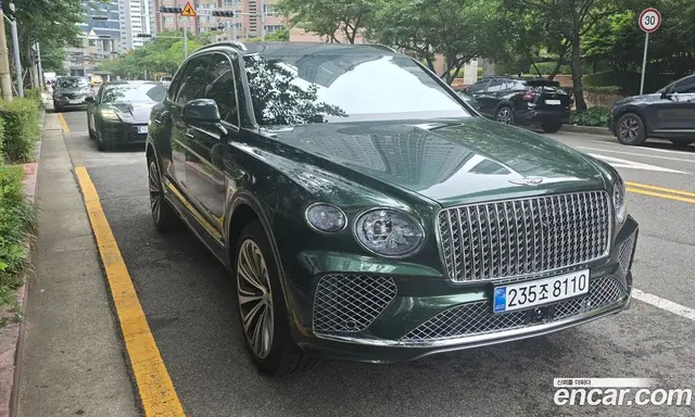 Bentley Bentayga 2025 4.0 автомат (гидро), миниатюра 1