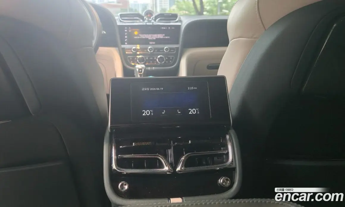Bentley Bentayga 2025 4.0 автомат (гидро), фото 12