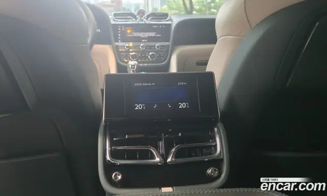 Bentley Bentayga 2025 4.0 автомат (гидро), миниатюра 12