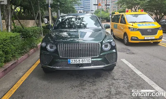 Bentley Bentayga 2025 4.0 автомат (гидро), миниатюра 3