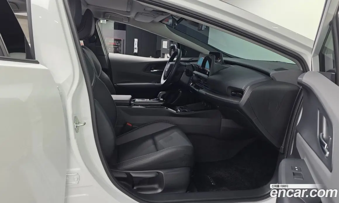 Toyota Prius 2025 2.0 автомат (гидро), фото 16 Toyota Prius 2025 2.0 автомат (гидро), фото 16