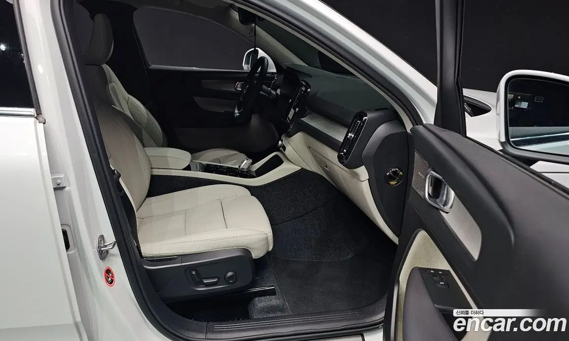 Volvo XC40 2025 2.0 автомат (гидро), фото 13