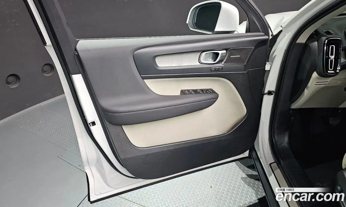 Volvo XC40 2025 2.0 автомат (гидро), фото 14