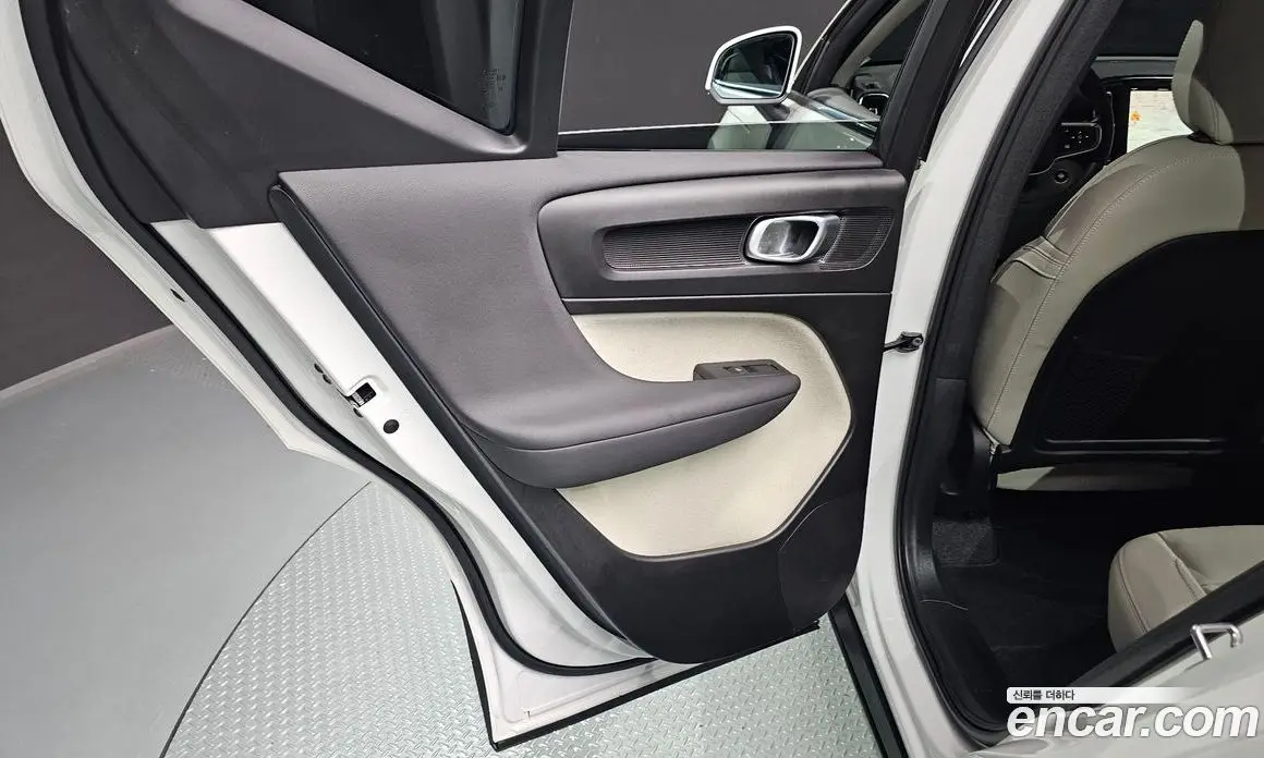Volvo XC40 2025 2.0 автомат (гидро), фото 15