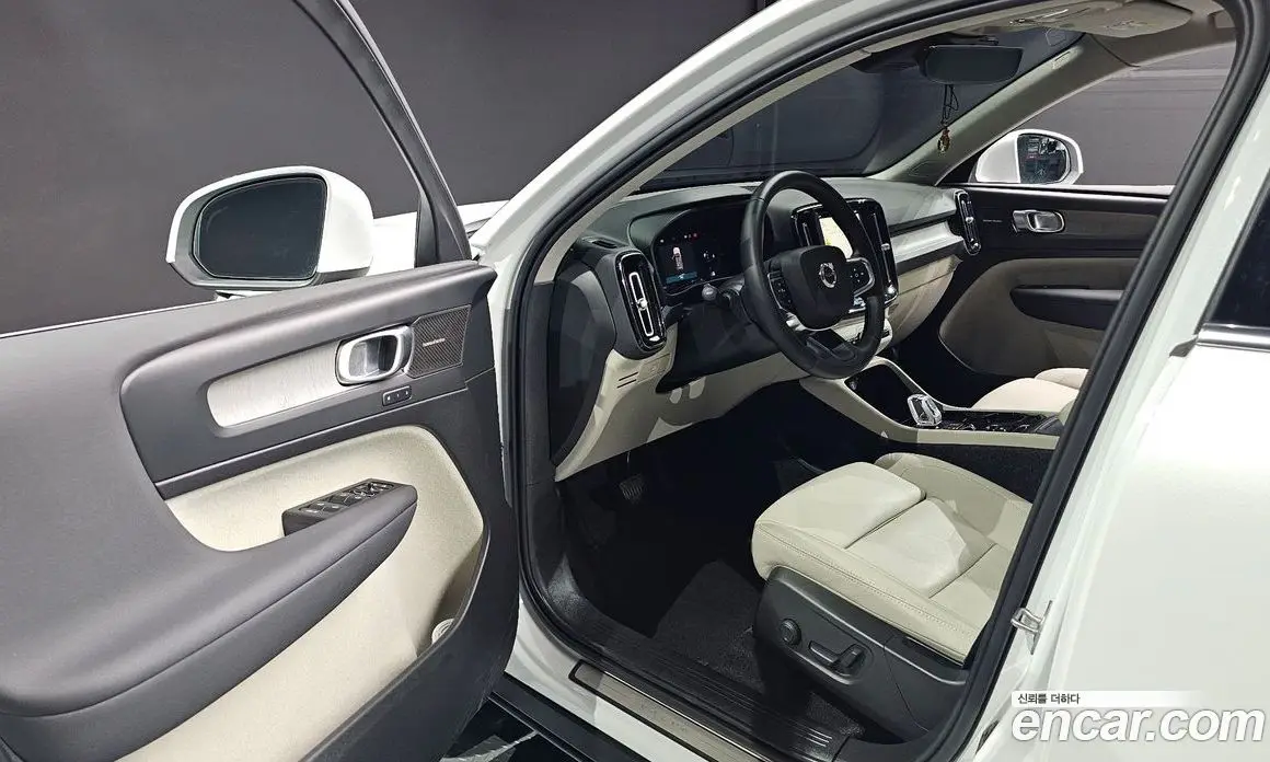 Volvo XC40 2025 2.0 автомат (гидро), фото 17