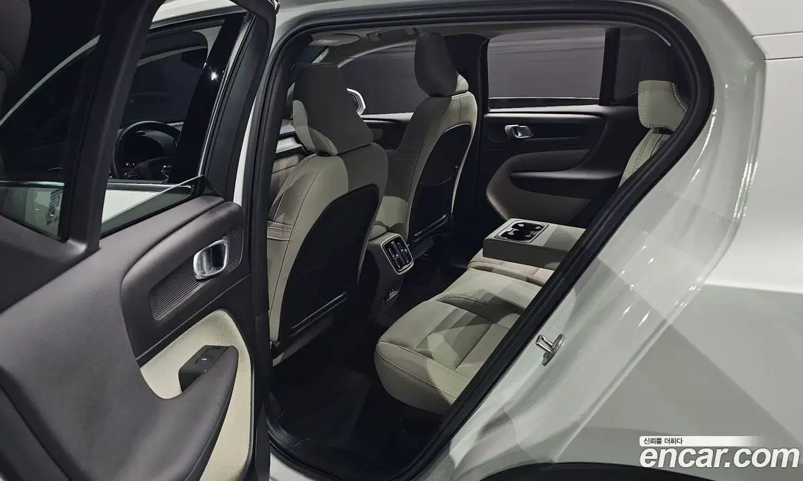 Volvo XC40 2025 2.0 автомат (гидро), фото 18