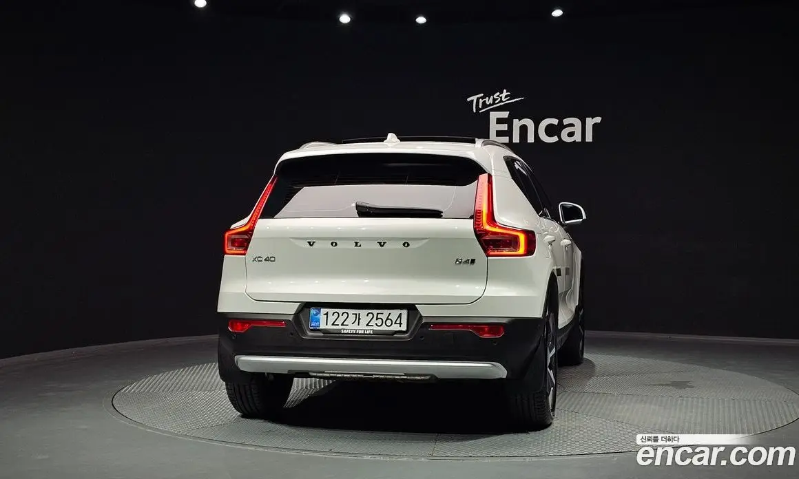 Volvo XC40 2025 2.0 автомат (гидро), фото 4