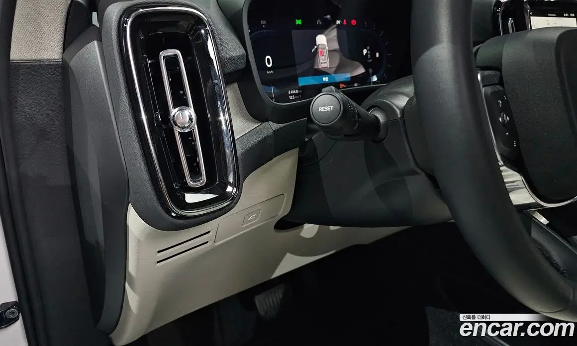 Volvo XC40 2025 2.0 автомат (гидро), фото 33