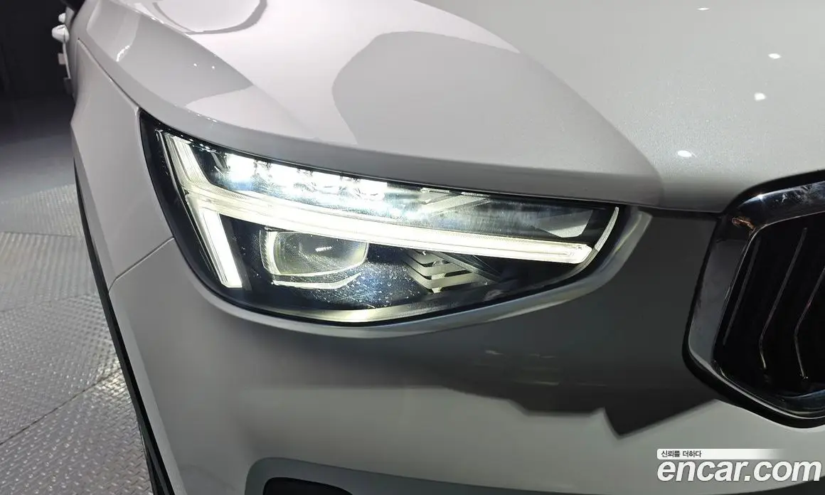 Volvo XC40 2025 2.0 автомат (гидро), фото 8