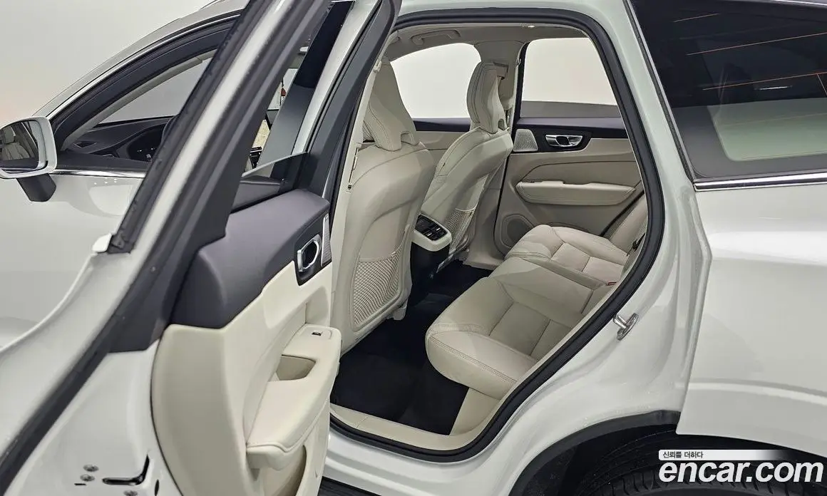 Volvo XC60 2025 2.0 автомат (гидро), фото 35