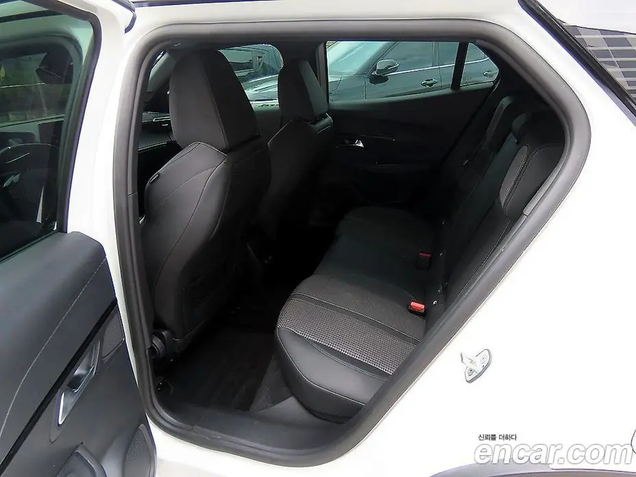 Peugeot 2008 2023 1.6 автомат (гидро), фото 6