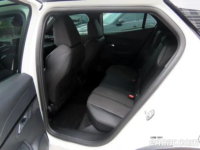 Peugeot 2008 2023 1.6 автомат (гидро), миниатюра 6