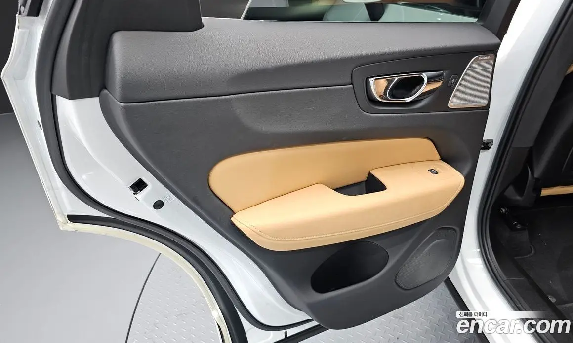 Volvo XC60 2018 2.0 автомат (гидро), фото 15