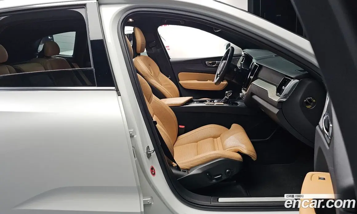 Volvo XC60 2018 2.0 автомат (гидро), фото 16