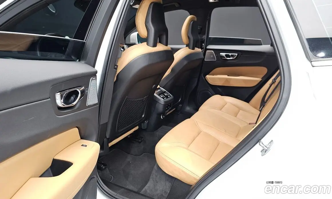 Volvo XC60 2018 2.0 автомат (гидро), фото 17