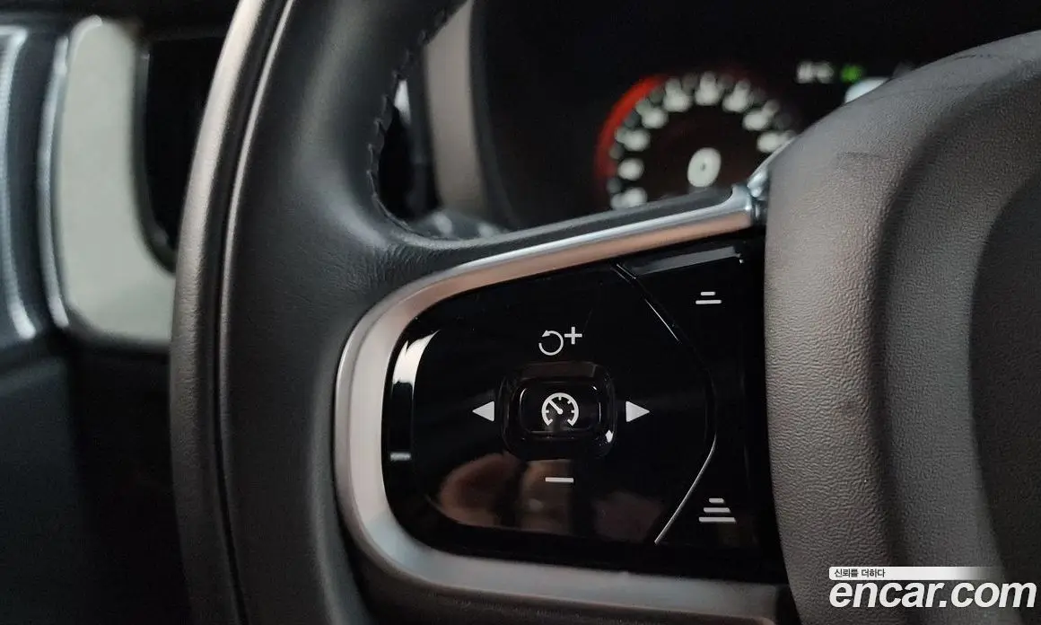 Volvo XC60 2019 2.0 автомат (гидро), фото 15