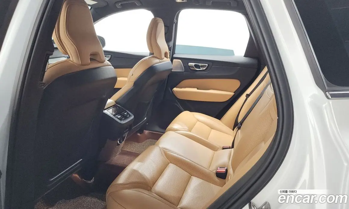 Volvo XC60 2019 2.0 автомат (гидро), фото 19