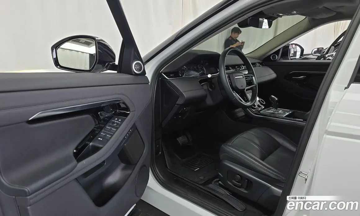 Land Rover Range Rover Evoque 2023 2.0 автомат (гидро), фото 13