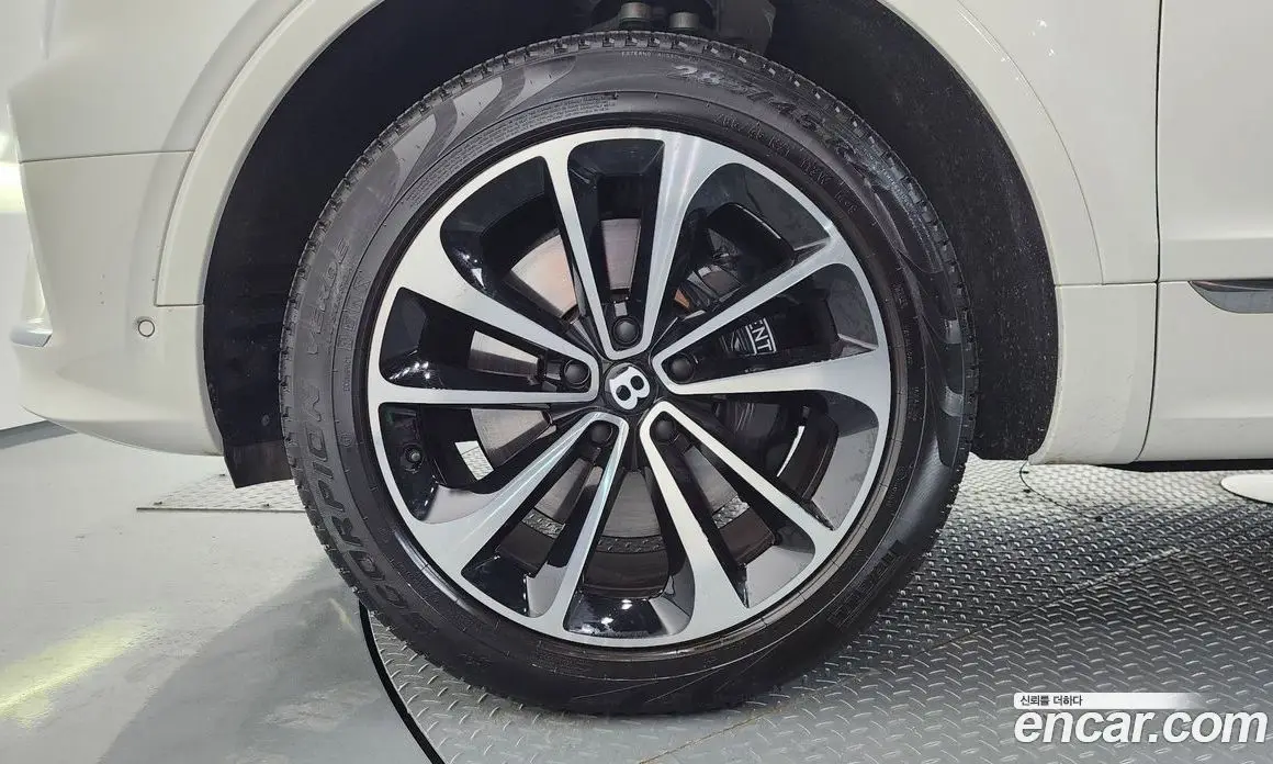 Bentley Bentayga 2024 4.0 автомат (гидро), фото 5 Bentley Bentayga 2024 4.0 автомат (гидро), фото 5