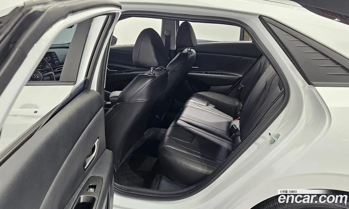 Hyundai Avante 2023 1.6 автомат (гидро), фото 17