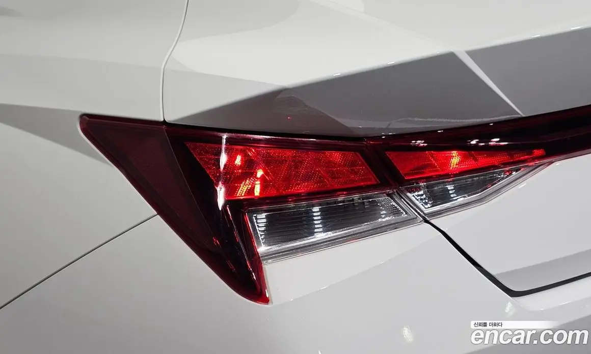 Hyundai Avante 2023 1.6 автомат (гидро), фото 9
