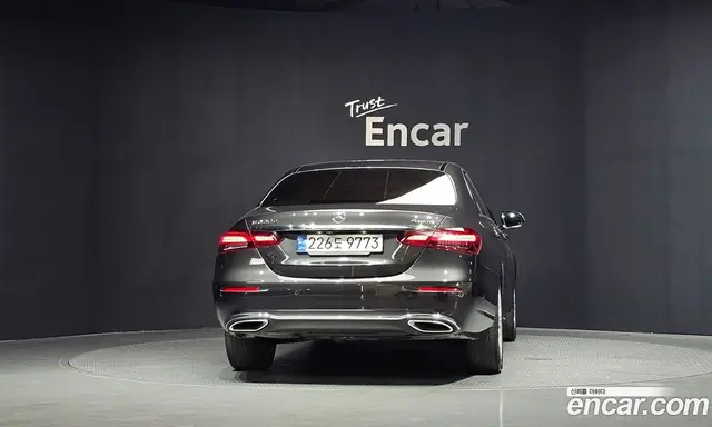 Mercedes-Benz E-Class 2023 2.0 автомат (гидро), миниатюра 4