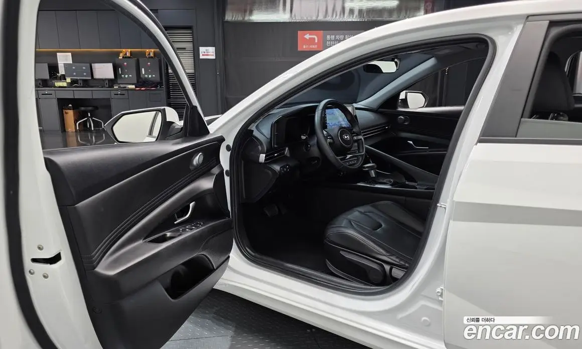 Hyundai Avante 2023 1.6 автомат (гидро), фото 10