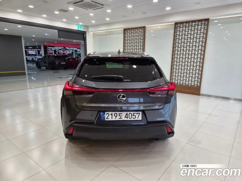 Lexus UX 2024 2.0 автомат (вариатор), фото 4 Lexus UX 2024 2.0 автомат (вариатор), фото 4