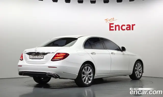 Mercedes-Benz E-Class 2018 2.0 автомат (гидро), миниатюра 2