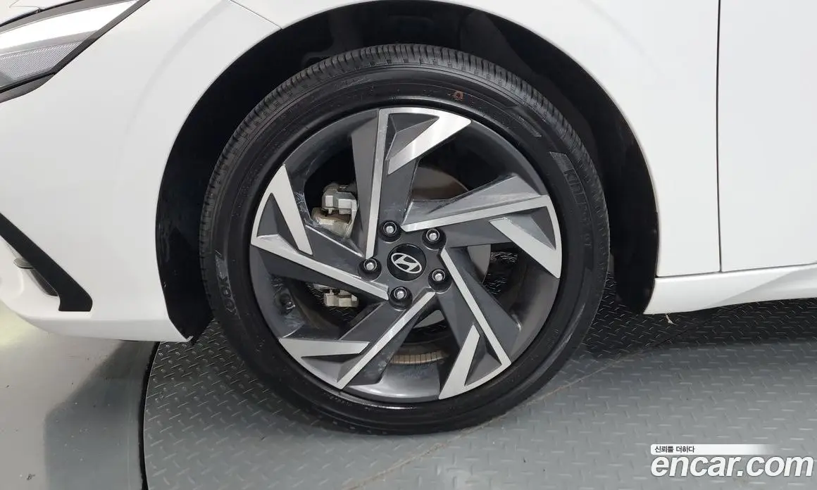 Hyundai Avante 2024 1.6 автомат (гидро), фото 5