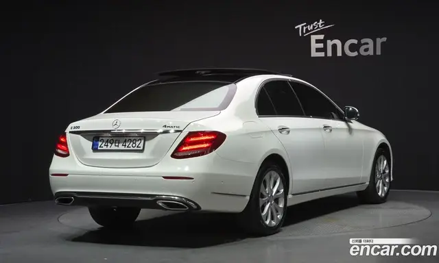 Mercedes-Benz E-Class 2016 2.0 автомат (гидро), миниатюра 2