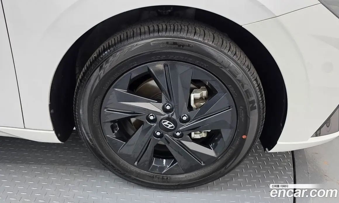 Hyundai Avante 2023 1.6 автомат (гидро), фото 7