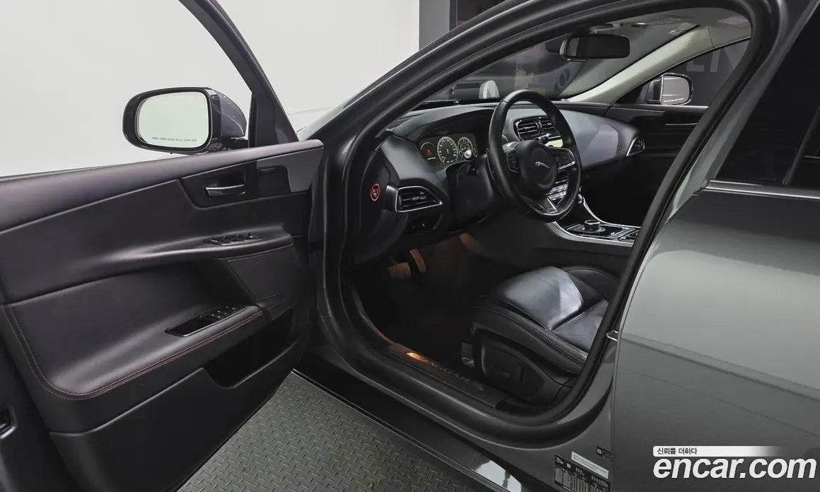 Jaguar XE 2018 2.0 автомат (гидро), фото 13 Jaguar XE 2018 2.0 автомат (гидро), фото 13