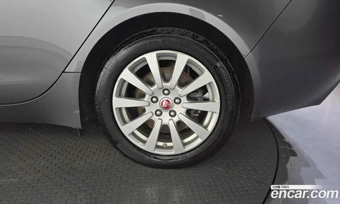 Jaguar XE 2018 2.0 автомат (гидро), фото 7 Jaguar XE 2018 2.0 автомат (гидро), фото 7