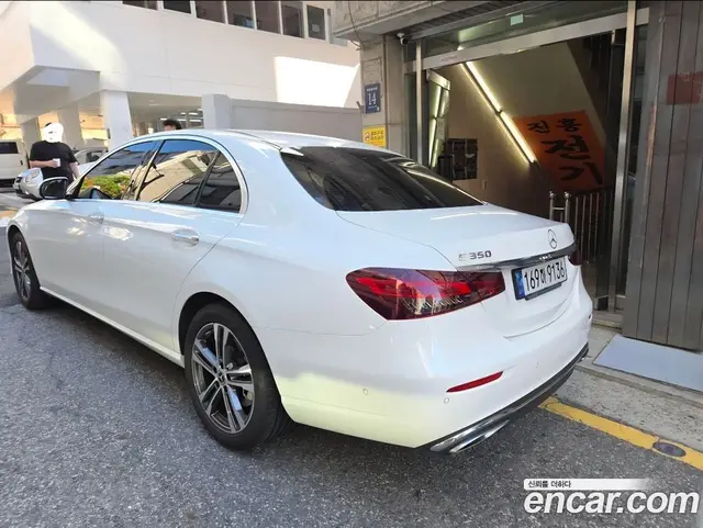 Mercedes-Benz E-Class 2022 2.0 автомат (гидро), миниатюра 2