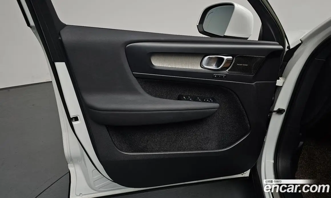 Volvo XC40 2022 2.0 автомат (гидро), фото 13