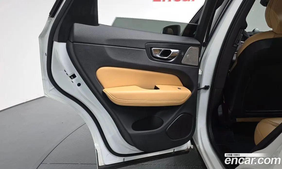 Volvo XC60 2021 2.0 автомат (гидро), фото 14
