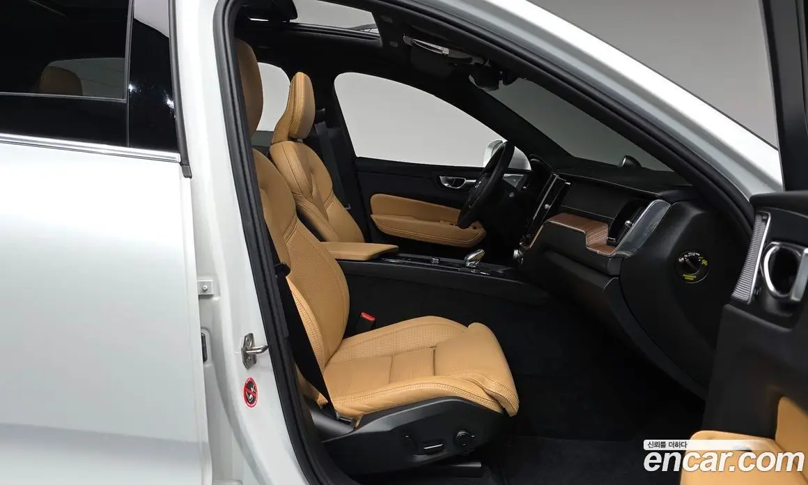 Volvo XC60 2021 2.0 автомат (гидро), фото 15